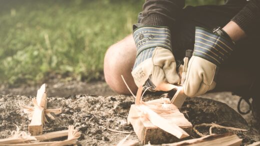 čovek pokušava da zapali vatru