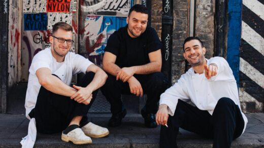 citati o prijateljstvu ( tri prijatelje nasmejani sede na ulici)